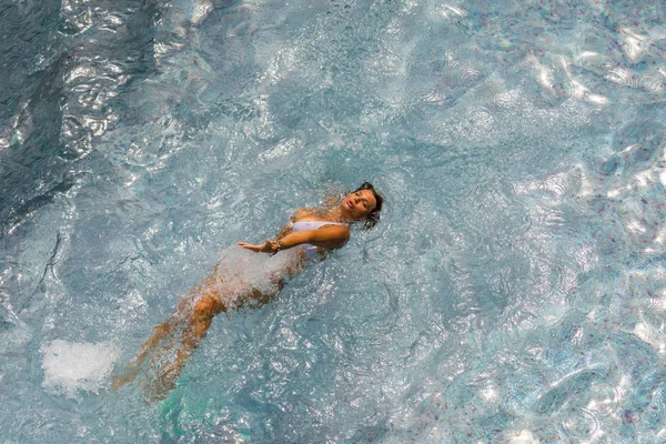 Kvinna i lyx spa resort nära poolen. — Stockfoto