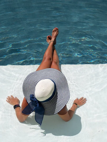 Γυναίκα σε πολυτελές θέρετρο σπα κοντά στην πισίνα. — Φωτογραφία Αρχείου