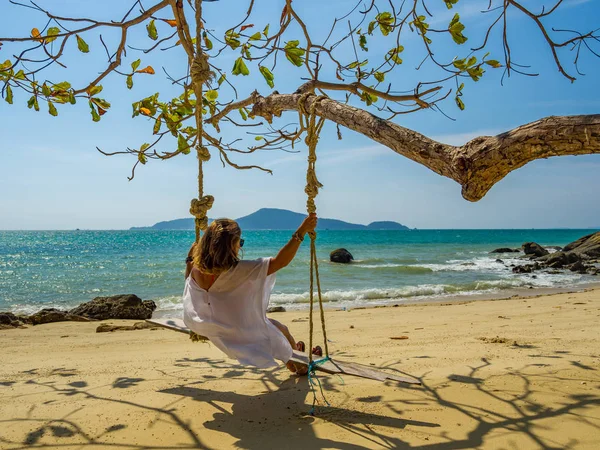 Kvinna avkopplande på stranden — Stockfoto