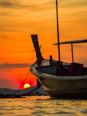 Gün batımında uzun kuyruk tekne-Tayland