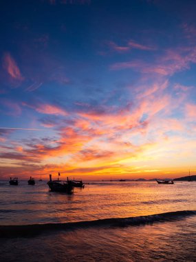 Geleneksel uzun kuyruk tekne sahilde