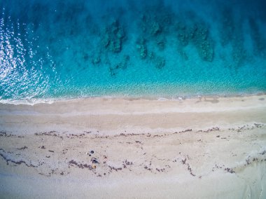 Lefkas'taki Kathisma plajında drone görünümü 