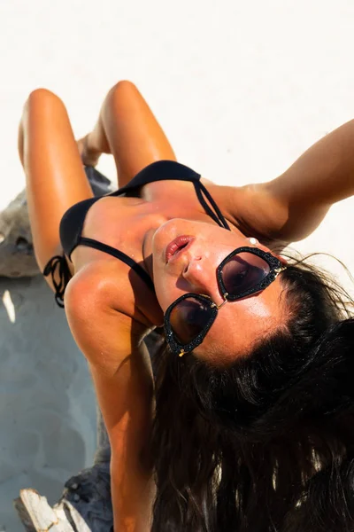 Mulher desfrutando de suas férias em um transat na praia tropical — Fotografia de Stock