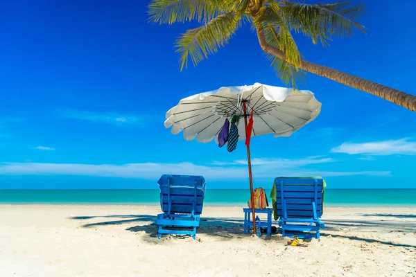 Ligstoelen op het strand — Stockfoto