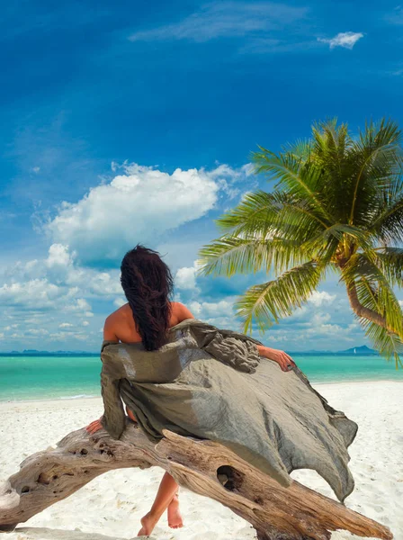 Γυναίκα ηλιοθεραπεία στην τροπική παραλία — Φωτογραφία Αρχείου