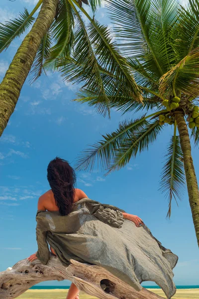 Mulher tomando banho de sol na praia tropical — Fotografia de Stock