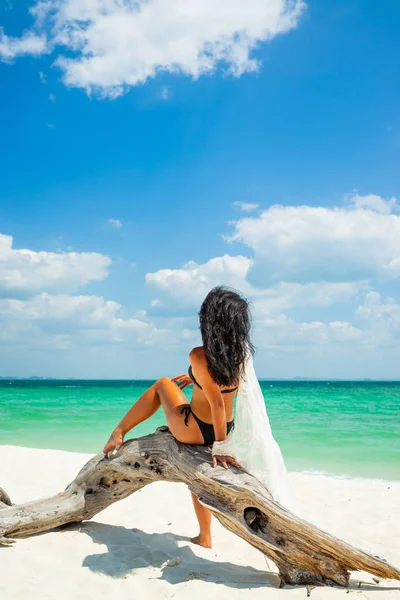 Mulher desfrutando de suas férias em um transat na praia tropical — Fotografia de Stock