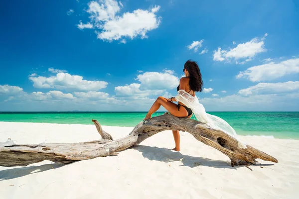 Mulher desfrutando de suas férias em um transat na praia tropical — Fotografia de Stock