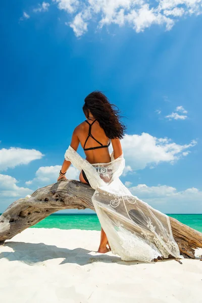 Donna godendo le sue vacanze su un transat sulla spiaggia tropicale — Foto Stock