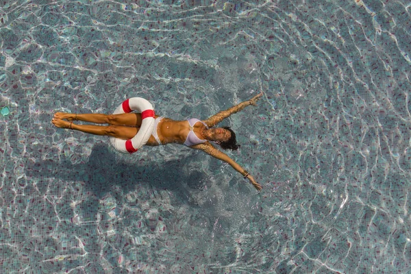 Жінка в розкішному курортному готелі біля басейну . — стокове фото