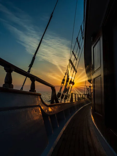 Pôr do sol no convés do veleiro durante o cruzeiro — Fotografia de Stock