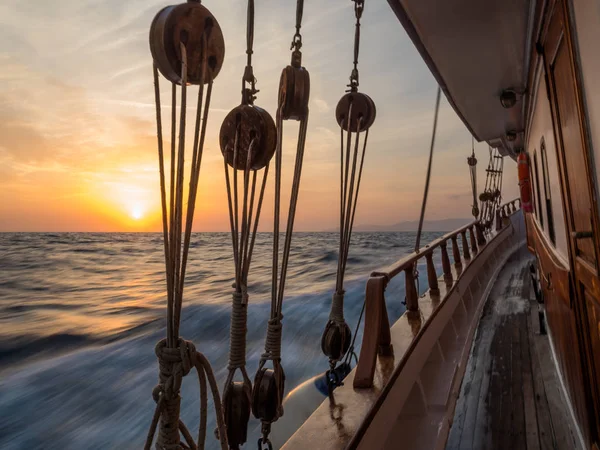 Seyir sırasında yelkenli güverte günbatımında — Stok fotoğraf