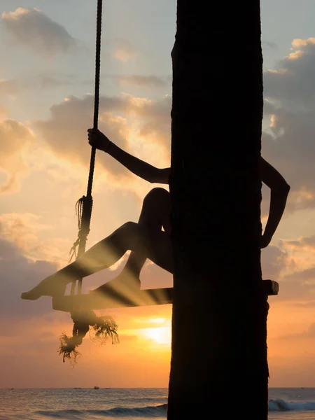 Fiatal nő a swing a strandon — Stock Fotó