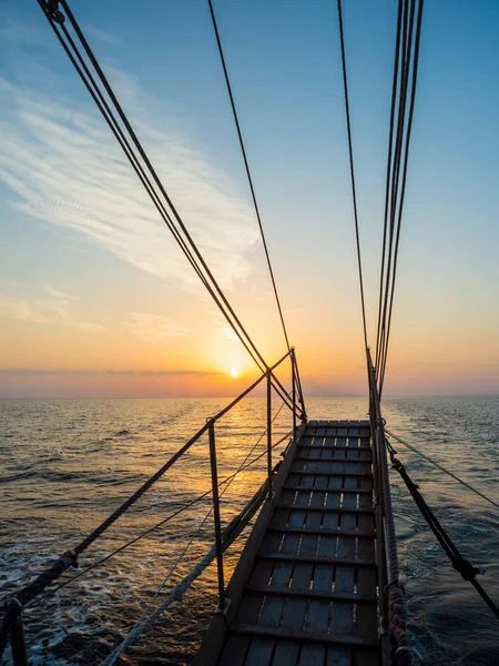 Pôr do sol no convés do veleiro durante o cruzeiro — Fotografia de Stock