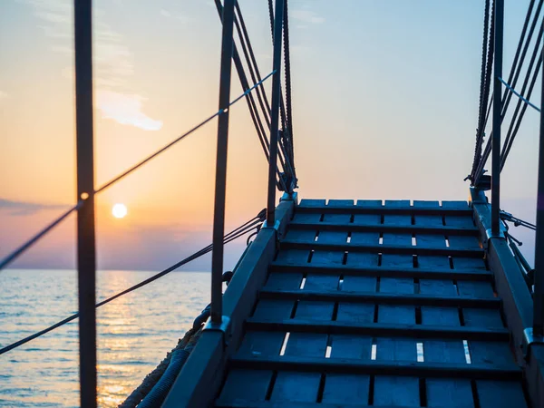 Tramonto sul ponte della barca a vela durante la crociera — Foto Stock