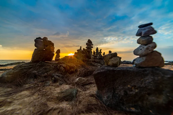 Piedras apiladas Zen en la playa — Foto de Stock