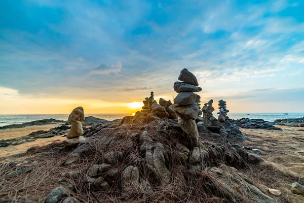 Zen skládané kameny na pláži — Stock fotografie
