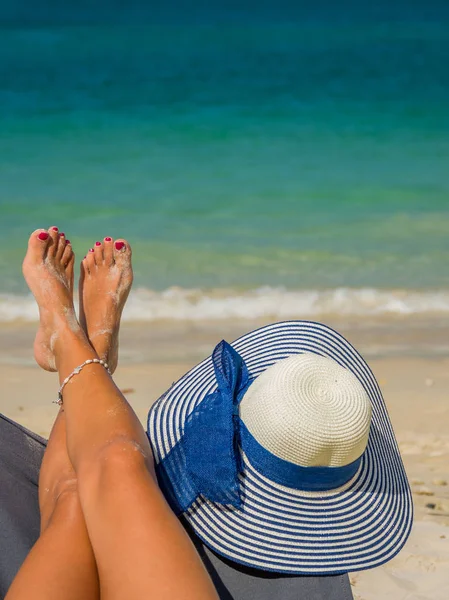 Jambes d'une femme à la plage — Photo