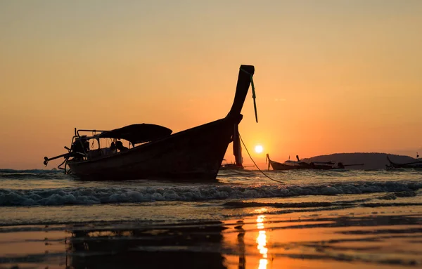 Bateau traditionnel à longue queue sur la plage — Photo