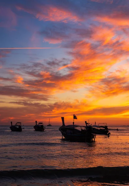 Traditionelles Langschwanzboot am Strand — Stockfoto