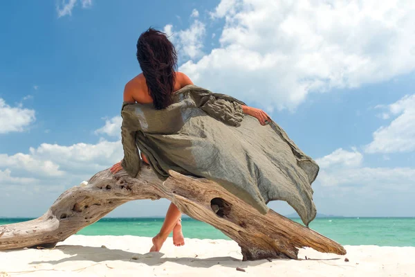 Mulher desfrutando de suas férias em um transat na praia tropical — Fotografia de Stock