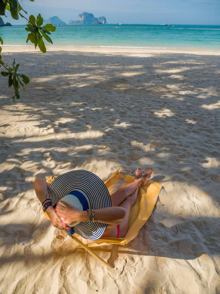 Kvinna njuter av sin semester på en transat på den tropiska stranden — Stockfoto