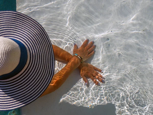 Donna che si rilassa in piscina al resort termale. r — Foto Stock