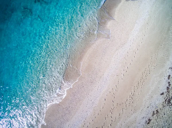 Vue par drone sur la plage Kathisma à Lefkas — Photo
