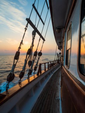 Seyir sırasında yelkenli güverte günbatımında 