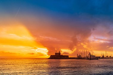 Rodos Yunanistan 'ın Mandraki limanındaki Agios Nikolaos Kalesi