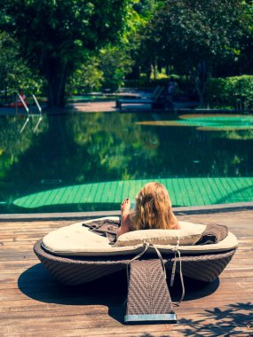 Güzel kadın rahatlatıcı havuz 