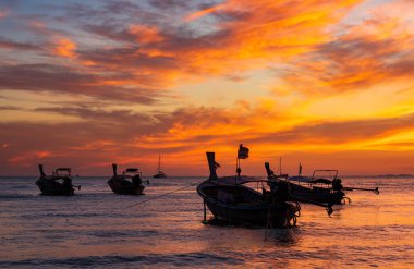 Geleneksel uzun kuyruk tekne sahilde