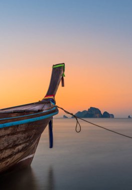 Geleneksel uzun kuyruk tekne sahilde