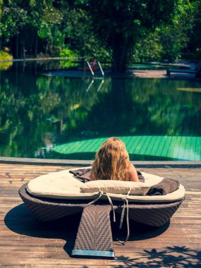 Güzel kadın rahatlatıcı havuz 