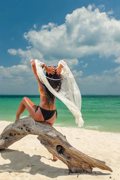 열 대의 해변에서 통나무배를 타고 축일을 즐기는 여자 — 스톡 사진