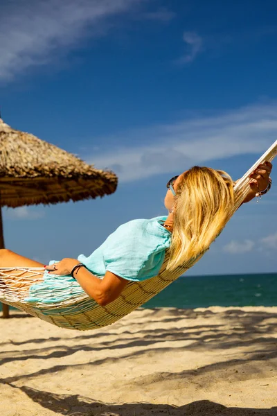 Mujer en una hamaca en la playa —  Fotos de Stock