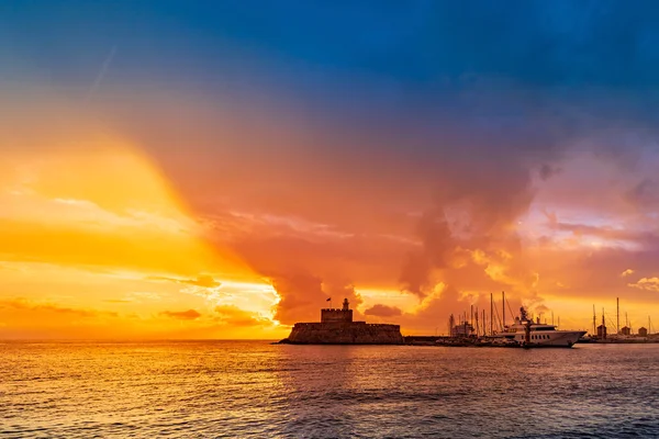 Rodos Yunanistan 'ın Mandraki limanındaki Agios Nikolaos Kalesi