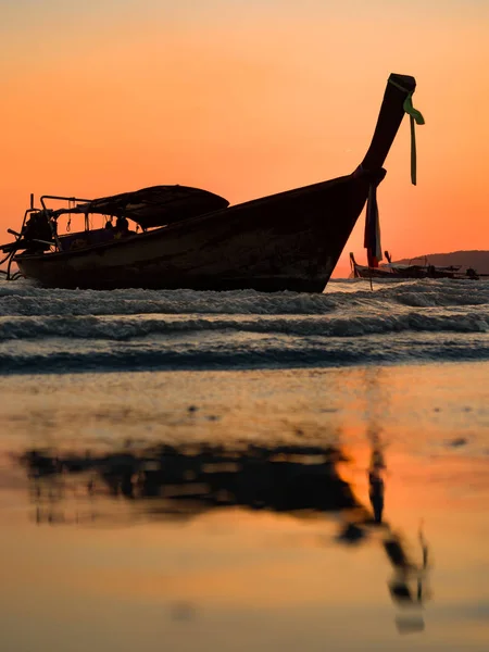 Barco tradicional de cauda longa na praia — Fotografia de Stock