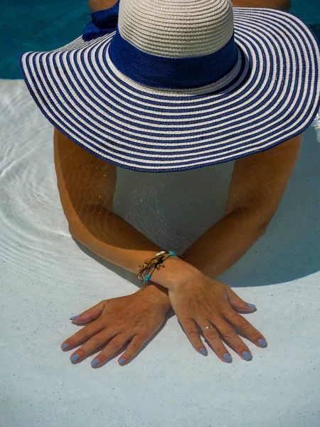 Woman in luxury spa resort near the swimming pool. — Stock Photo, Image