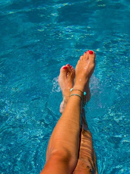 Mulher em resort spa de luxo perto da piscina . — Fotografia de Stock