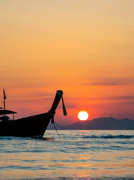 Traditional long-tail boat on the beach — Stock Photo, Image