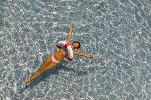 Woman in luxury spa resort near the swimming pool. — Stock Photo, Image