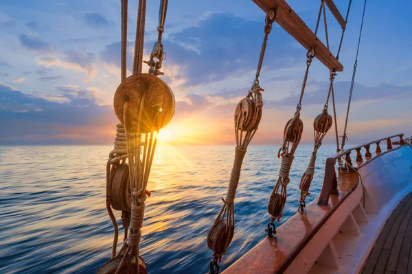 Tramonto sul ponte della barca a vela durante la crociera — Foto Stock