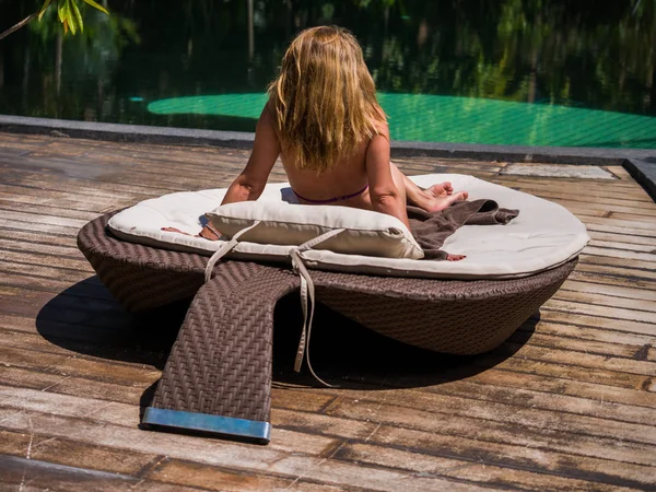 Mooie vrouw ontspannen door aan het zwembad — Stockfoto