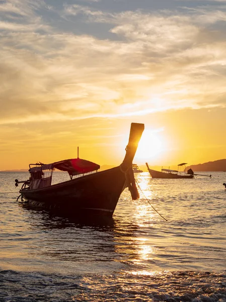 Traditional long-tail boat on the beach — Stock Photo, Image