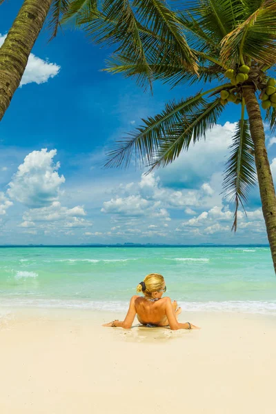 WOman da solo sulla spiaggia nelle isole caraibiche — Foto Stock