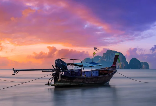 Traditional long-tail boat on the beach — Stock Photo, Image