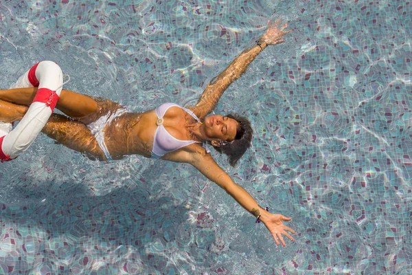Mujer en balneario de lujo cerca de la piscina . —  Fotos de Stock