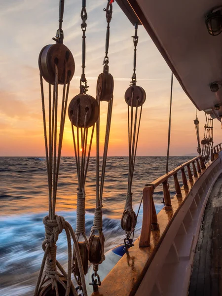 Pôr do sol no convés do veleiro durante o cruzeiro — Fotografia de Stock