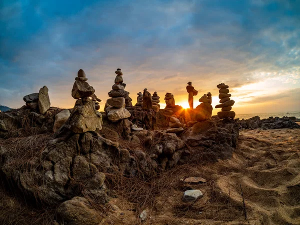 Zen skládané kameny na pláži — Stock fotografie